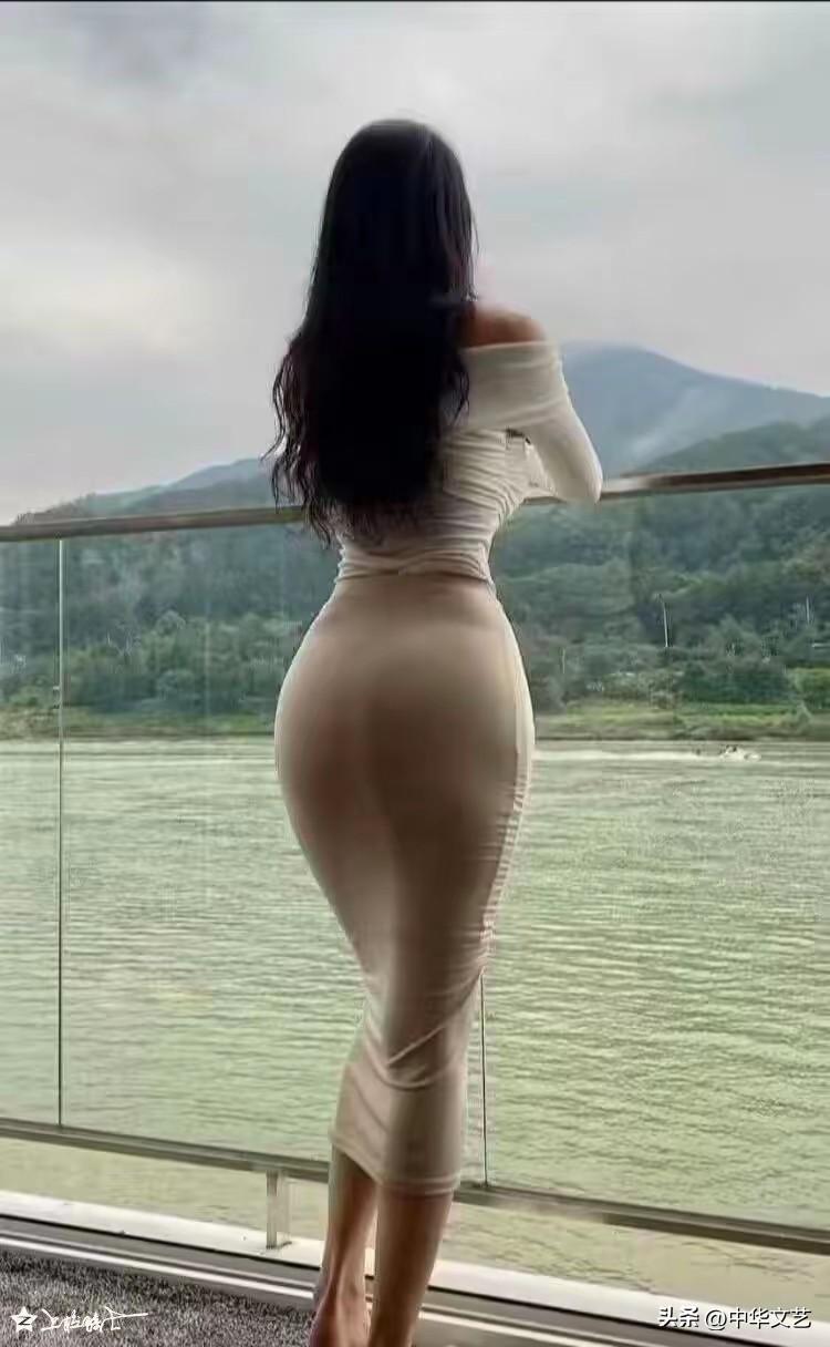 雕栏玉砌应犹在，只是朱颜改。
问君能有几多愁？
恰似一江春水向东流。