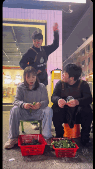 成功让他挨打，
而且打得还不轻！