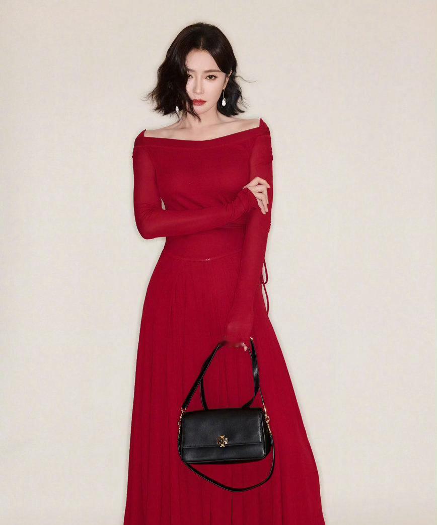 春晚舞台上，

她是光芒万丈的桃花花神，红衣胜火，笑靥如花。

可谁能想到，她在