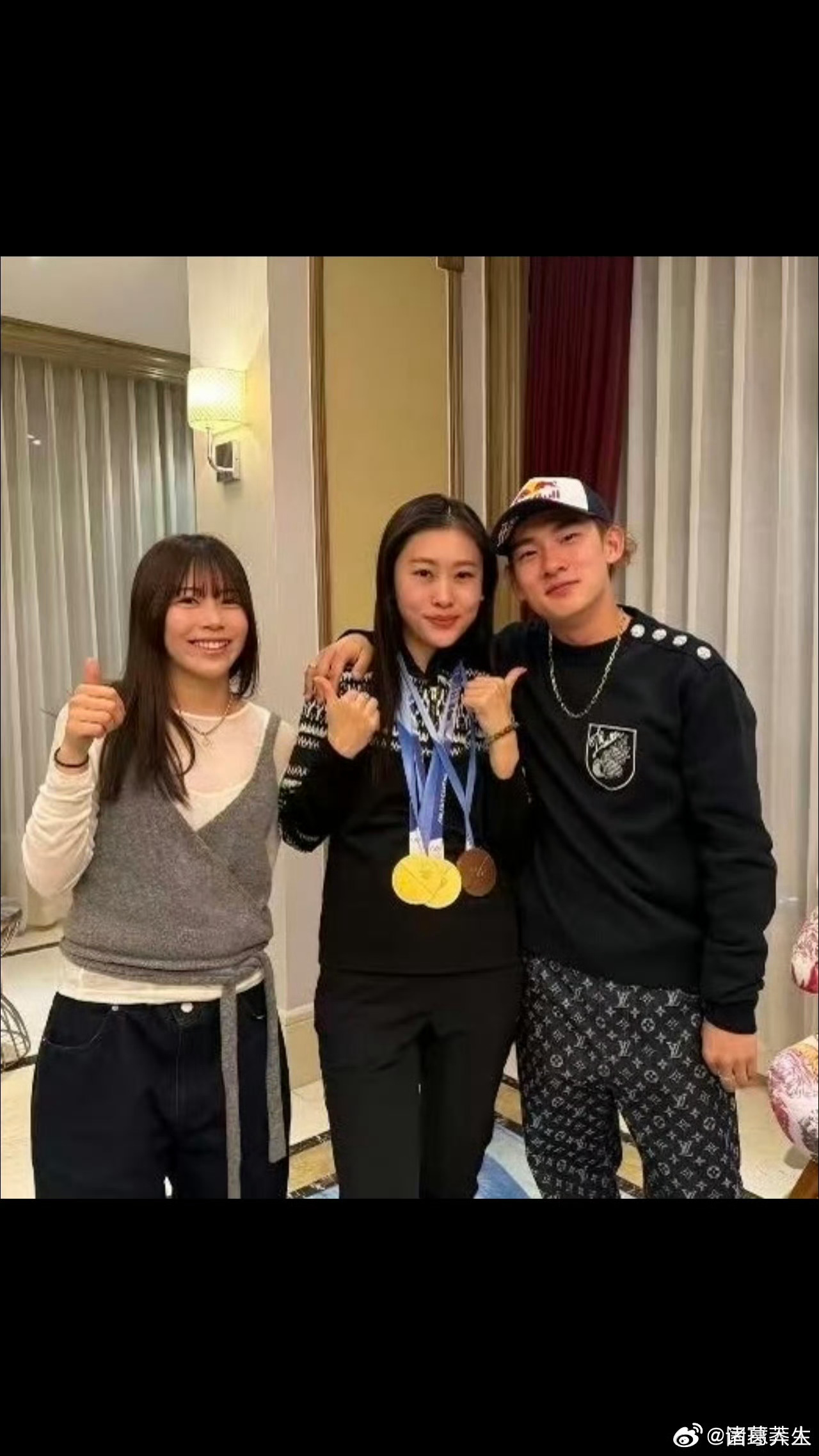 朱易iG取关苏翊鸣合照中认出苏翊鸣和深田茉莉，中间女士身份不明，和苏翊鸣关系很好