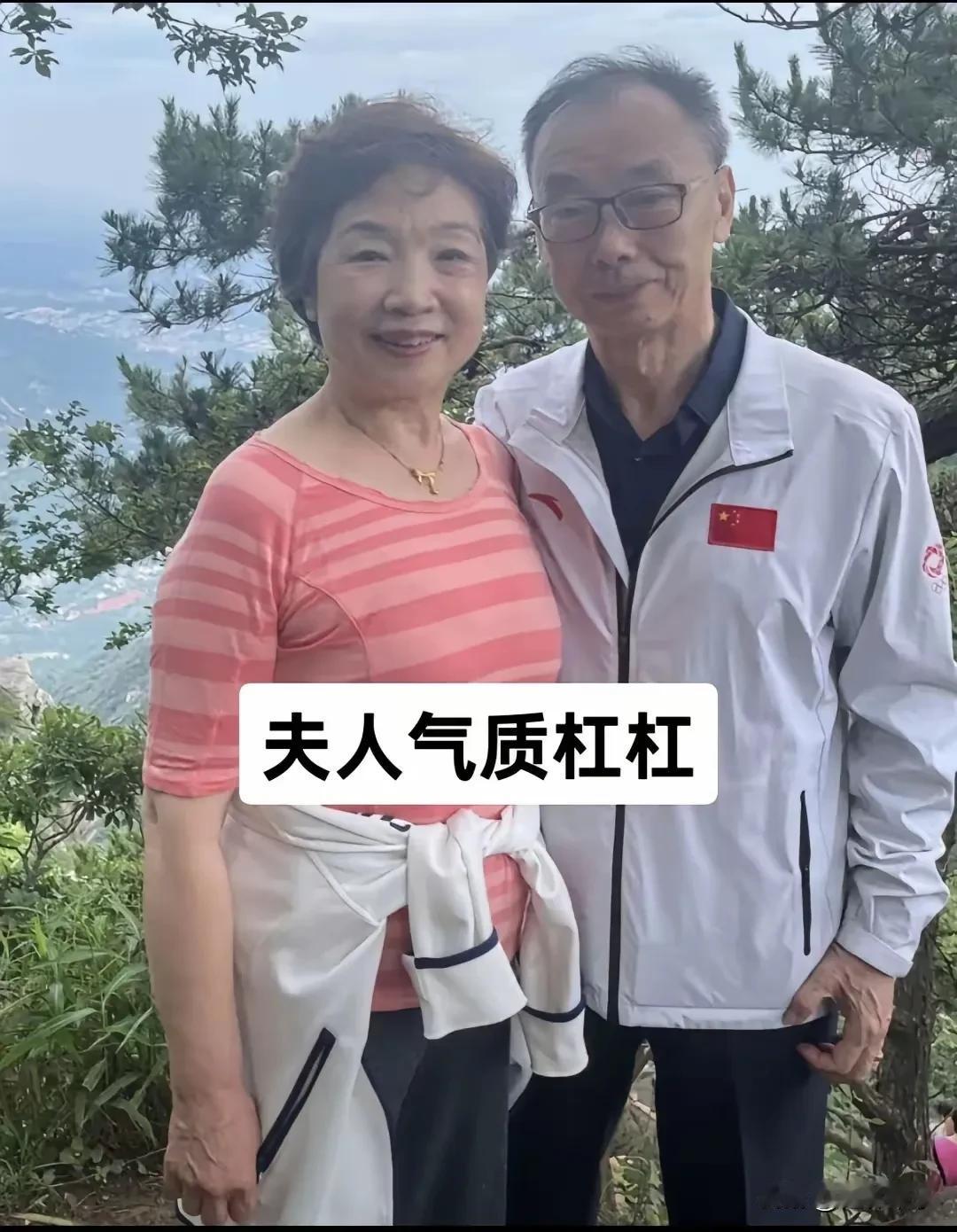 这颜值这气质可以与大娘媲美！
倘若不仔细看，
还真以为照片上的靓女
是大娘呢！