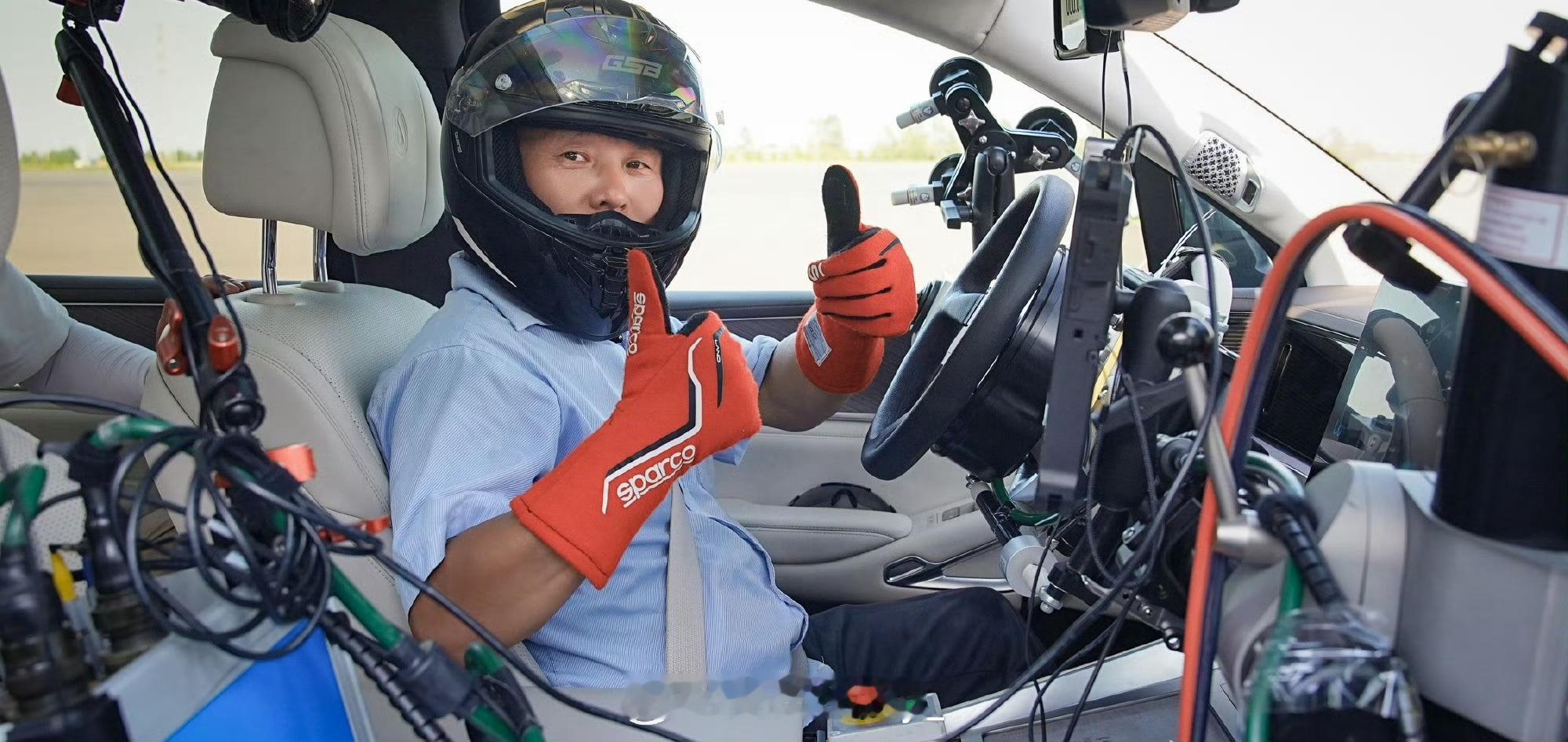 腾势N9再次刷新世界纪录腾势N9以 210km/h鱼钩测试，完美通过“死亡弯道”