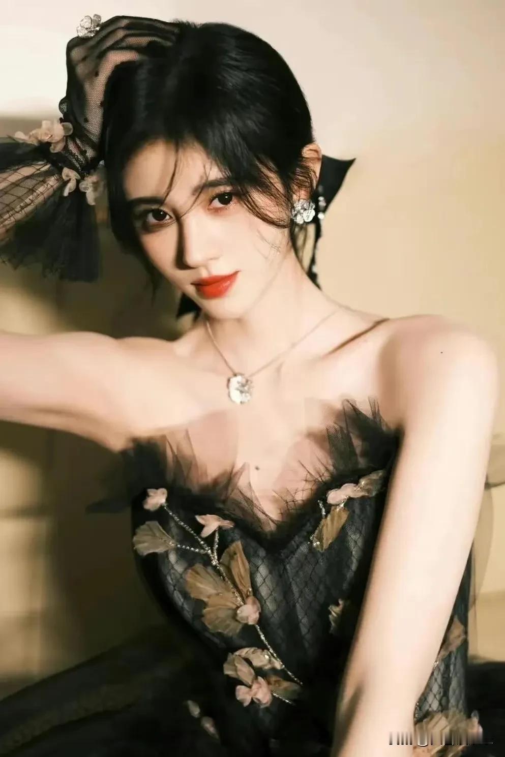 明星收入大曝光，怪不得都挤破脑袋都去混娱乐圈。

鞠婧祎年收入1.39亿，出行豪