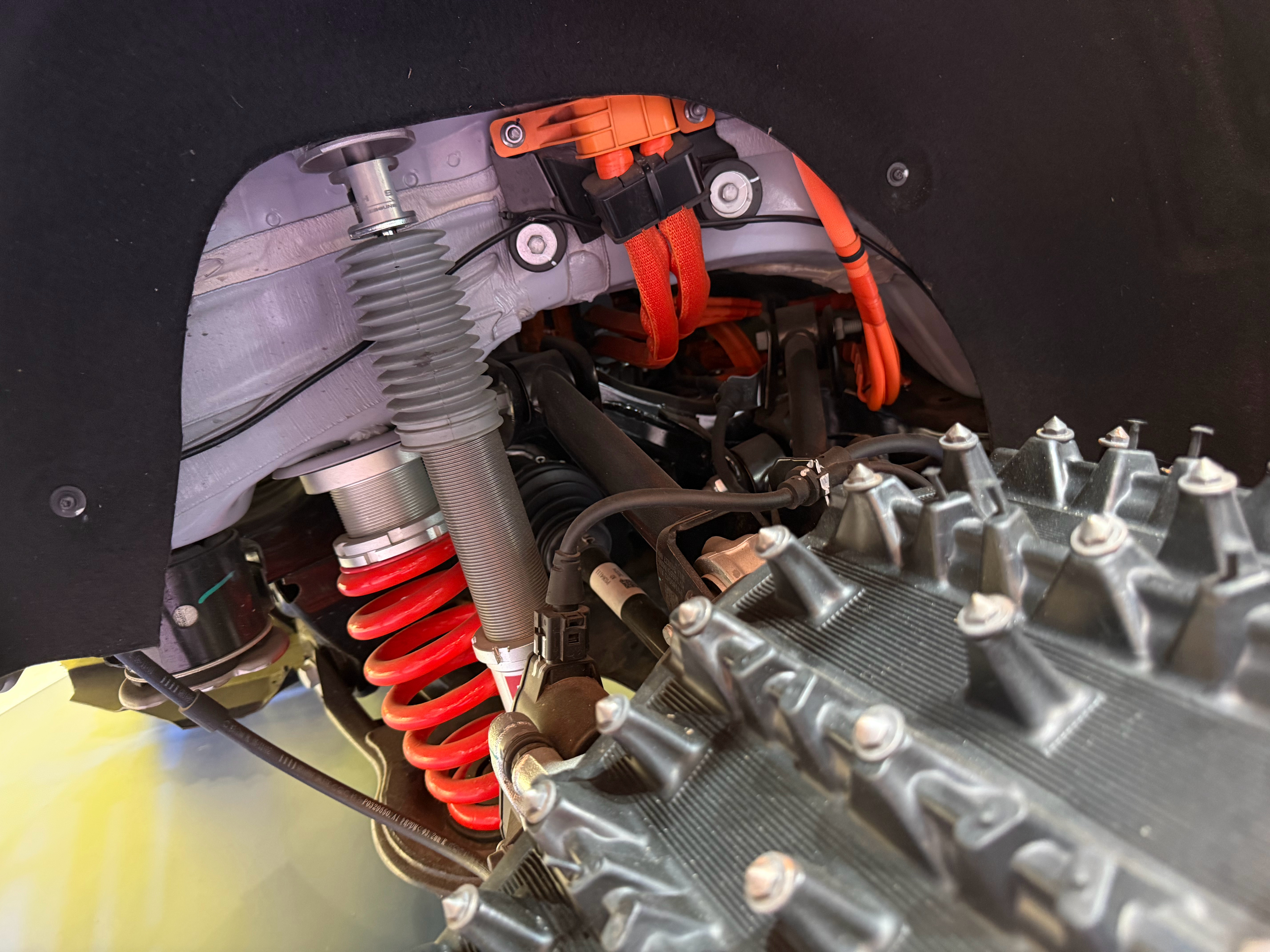 高压线束外露真的不会影响安全？选车时你会留意高压电的安全性吗