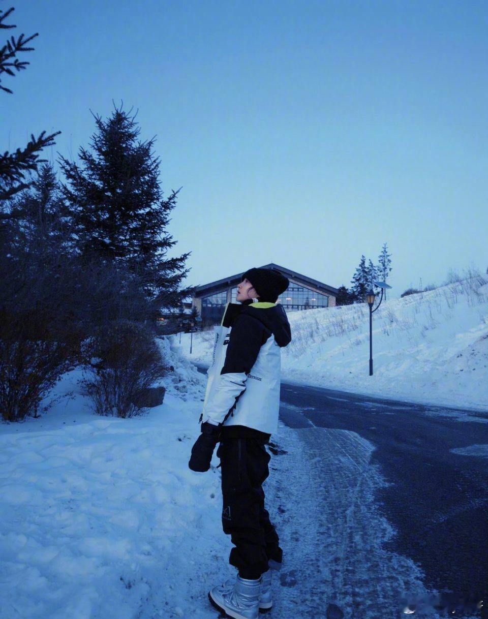 关晓彤发滑雪九宫格 关晓彤发滑雪九宫格了带着屁垫滑雪的模样莫不是在演我关晓彤