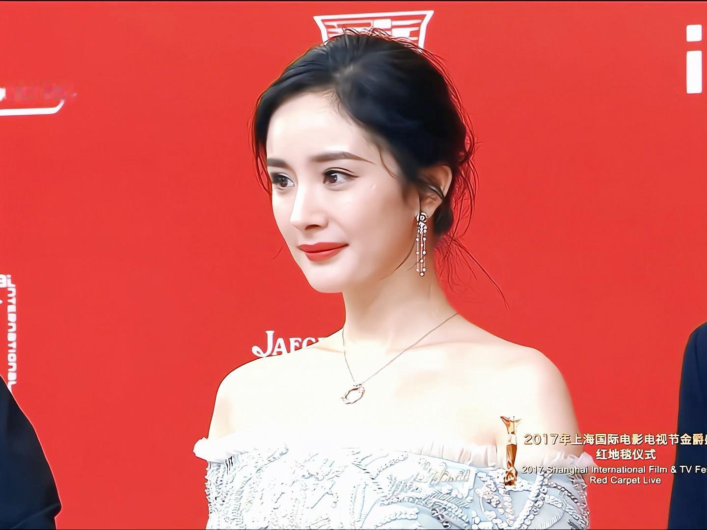 还有十几天就是金鹰提名了，金鹰提名出来再过十几天就是百花颁奖，马蜂就这样一天比一