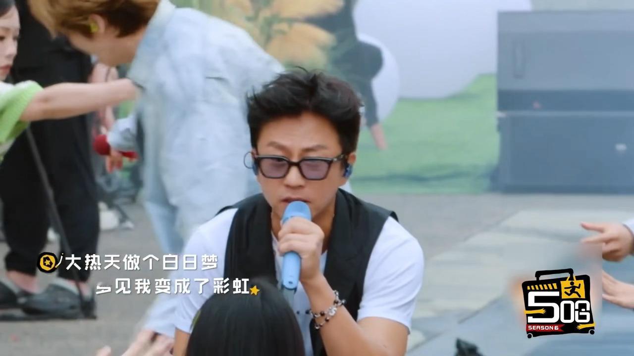 超哥就是妥妥社牛本牛，走到哪儿唱到哪儿，随时随地开启随性大小唱模式🎤邓超工体开