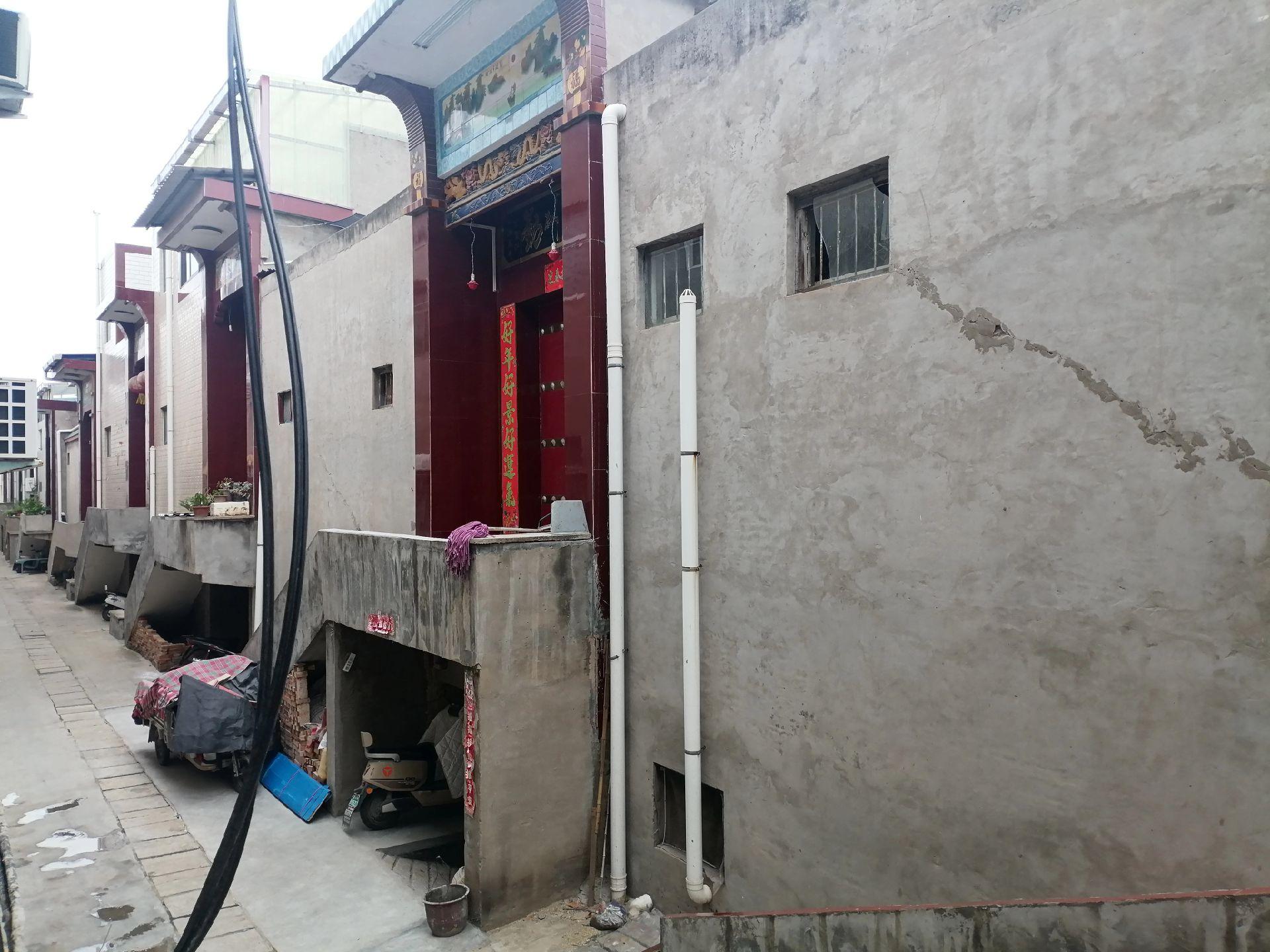 我发现一个奇怪现象，回郭镇居民生活特别幸福，每个人脸上都笑容满面，白天...