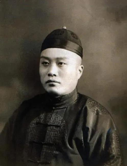 1886年，翁同龢在街上看到一个小孩在卖对联，他好奇去看看，小孩的对联写的真不错