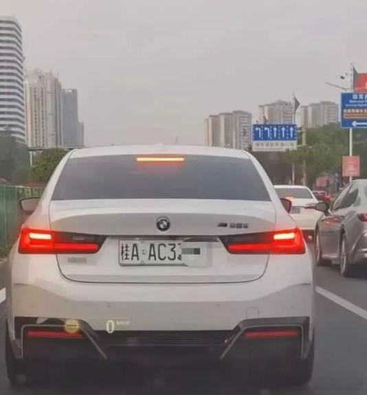 多地新能源车牌绿色变白色漂白新能源车牌系违法虽然绿色确实不怎么好看，但这白色更难