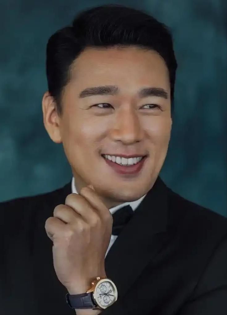 当年，王耀庆为了打游戏4个月不出门，买8台电脑，20个账号。可是房东女儿收租时，