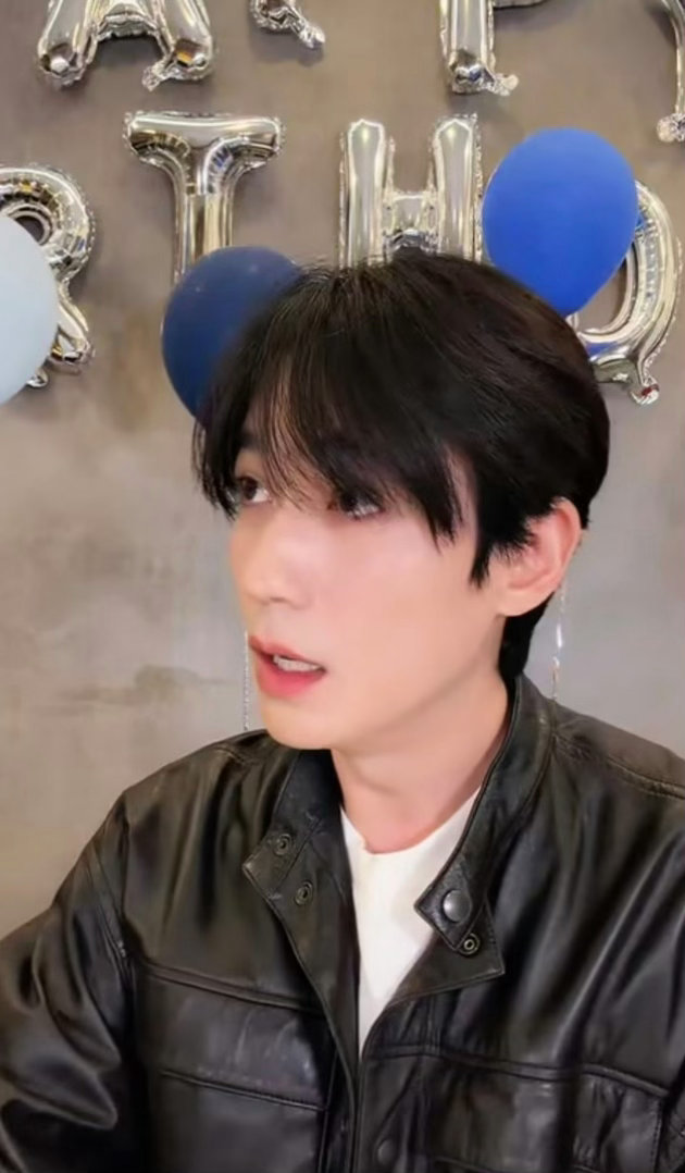 朱一龙直播紧张到腿抖朱一龙：“直播有点紧张，你们只看到我上半身，其实我腿都在发抖