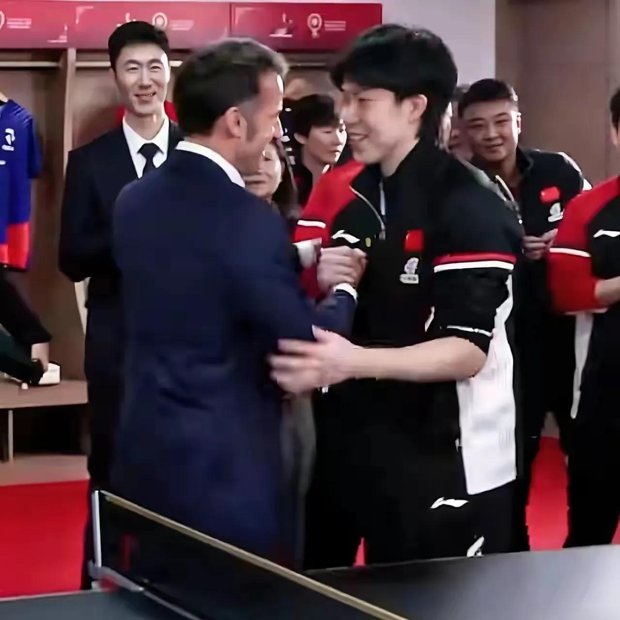 看王皓教练那羡慕的样子，恨不得冲上去跟马克龙说“这是我弟子”！
 
成都混团世界