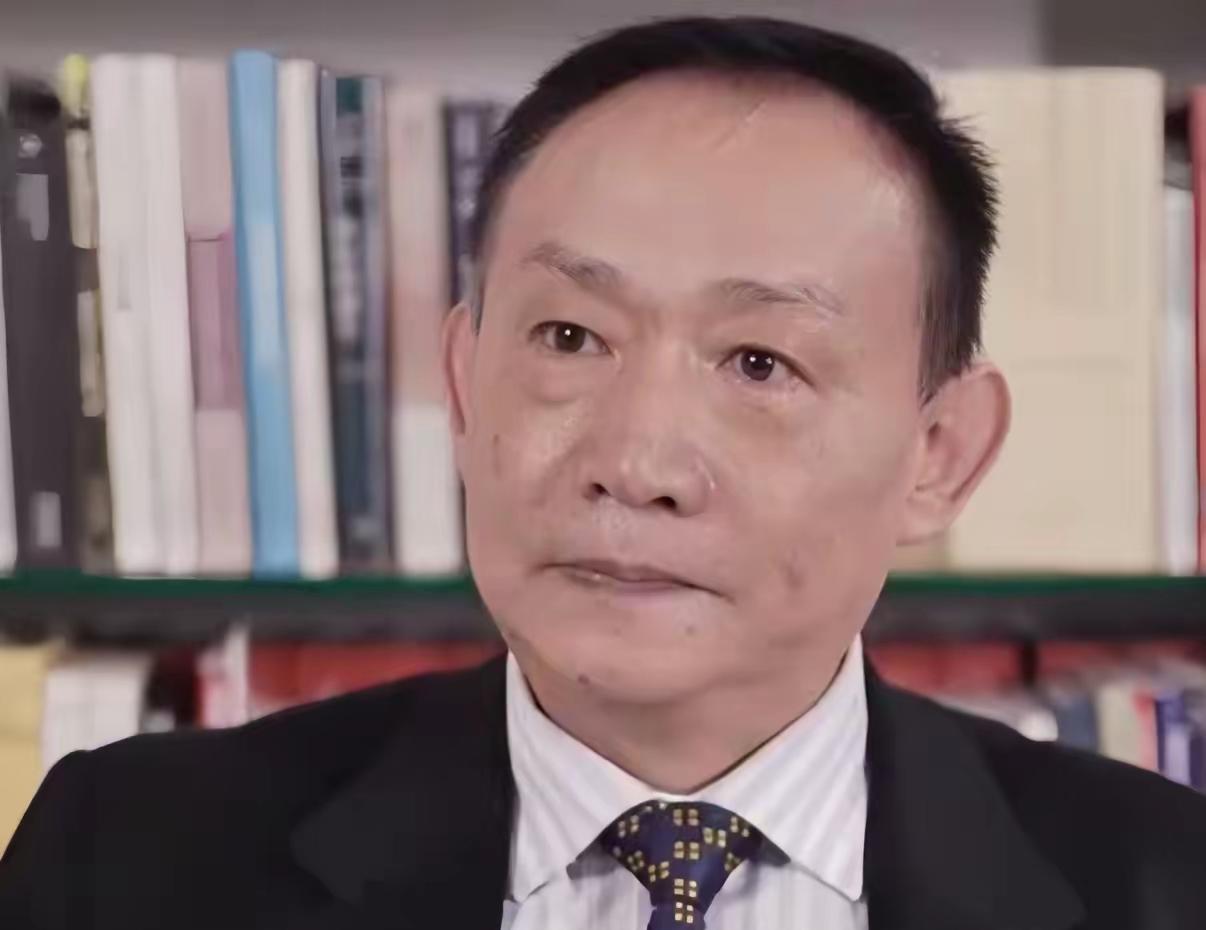 卢麒元这次算是把那一层窗户纸给捅那一层窗户纸给捅破了，直接点名说精英层被“脑控”