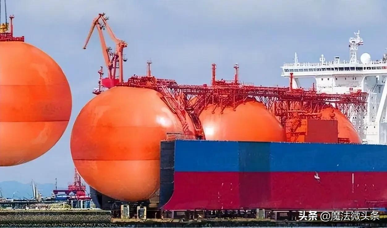 俄罗斯这次真是赚大发了！原本战争拖入第五年，财政赤字严重，今年前两个月赤字就逼近