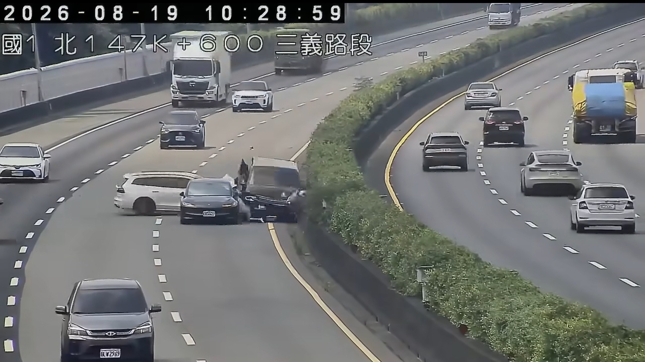 ACC辅助驾驶追撞致3人死亡前面两车事故，两个司机协商中，后面一辆车ACC辅助驾
