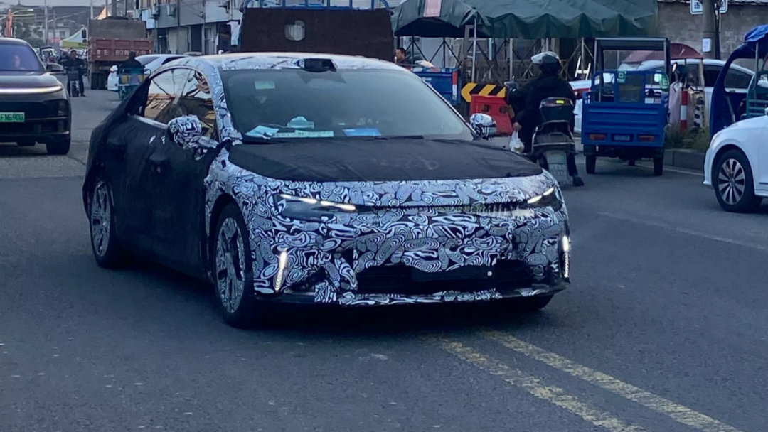 Smart正迎来品牌史上最大转型，品牌首款三厢轿车近期在宁波慈溪完成路试。新车将