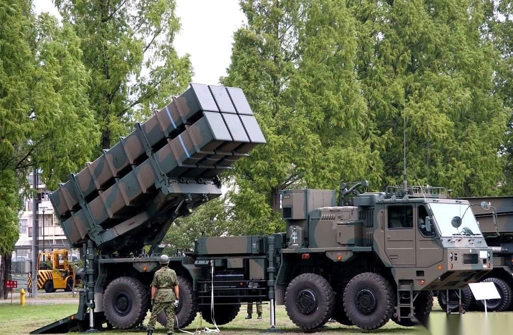 日本，终于把进攻性导弹直接摆在了桌面上。
3月31号，两款新导弹悄悄进驻两大军事