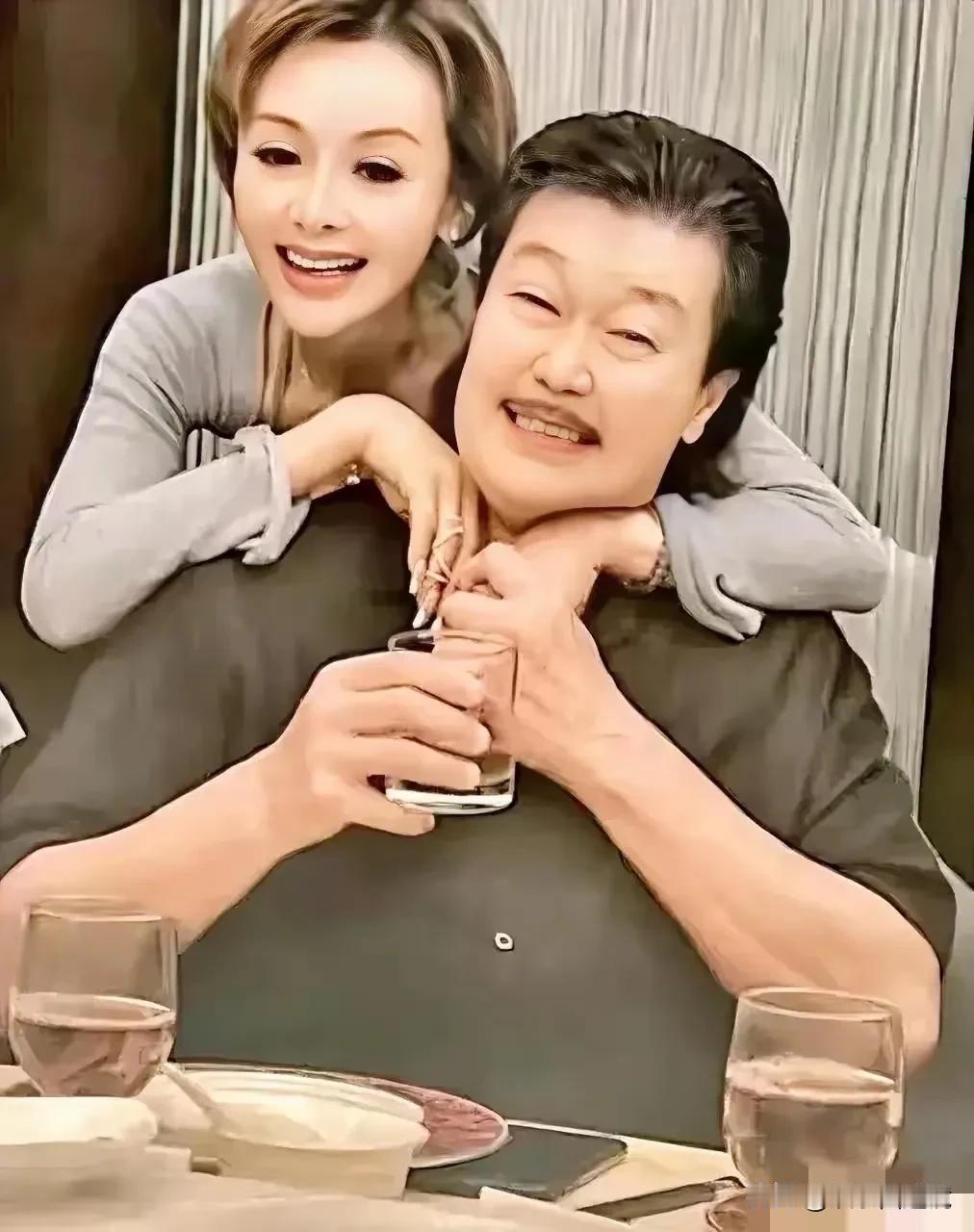 这是某年某月在某次聚餐上，叶子楣从后面搂着赵雅芝丈夫脖子的情景。
从照片上看，这