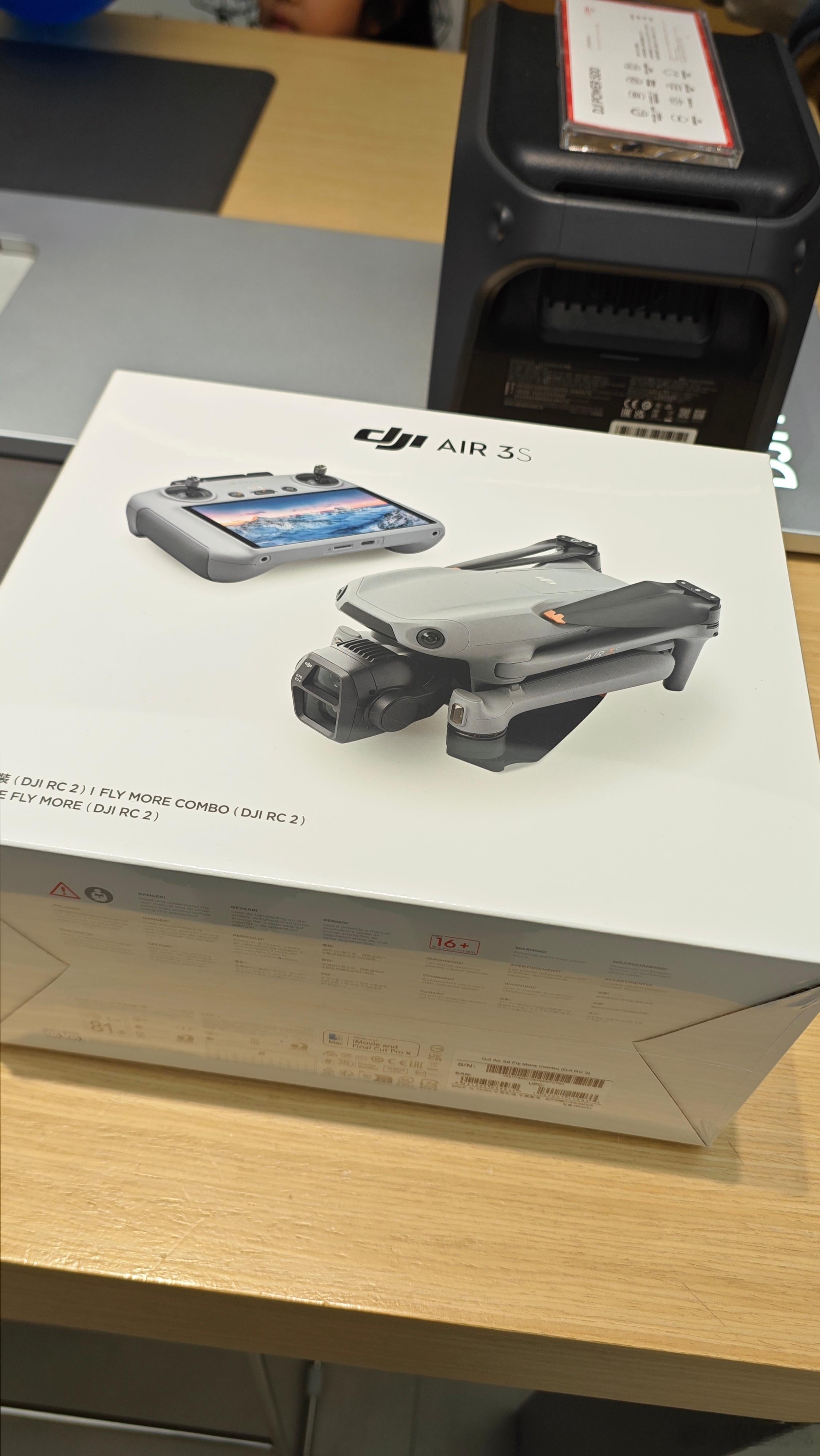 为了拍摄一些大景别的画面，我决定还是买一台无人机吧。11000搞定全套Air 3