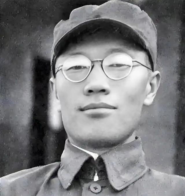 南京保卫战，全团打光，他一个人活着爬出来。被蒋介石下令秘密枪决，他翻墙跑了。被日