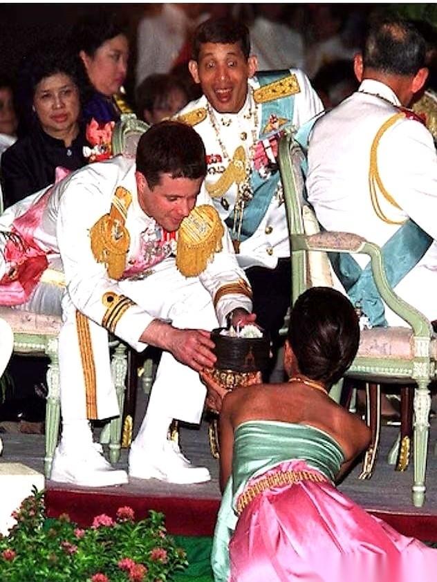 聊聊泰国王室那张流传极广的“探头照”。
镜头里，玛哈紧贴着原配颂妃的后背，脖子却