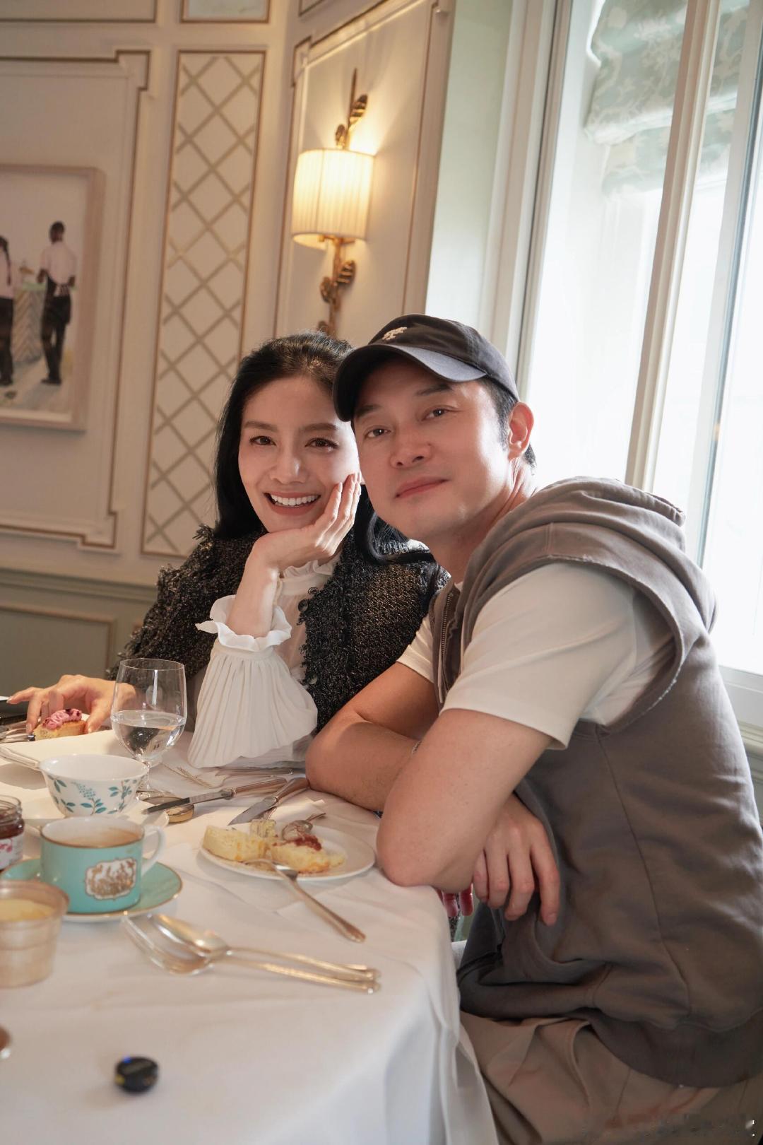 沙溢胡可合照 沙溢胡可约会喝下午茶沙溢胡可的下午茶时光也太惬意了，精致的点心美味