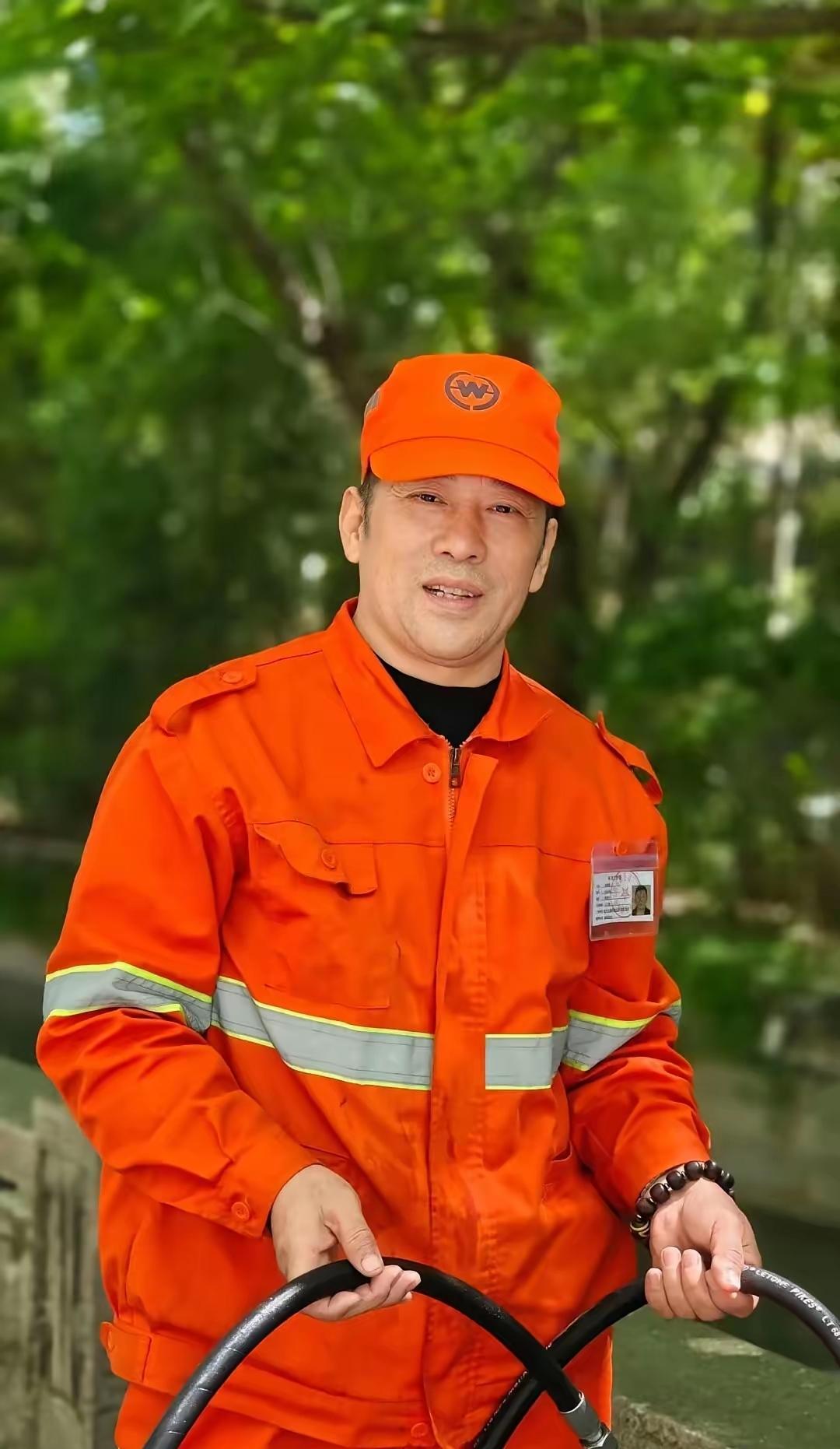 [月亮]泪目！浙江杭州，凌晨4点，环卫工人李树胜正开着洒水车作业。突然，一名女子