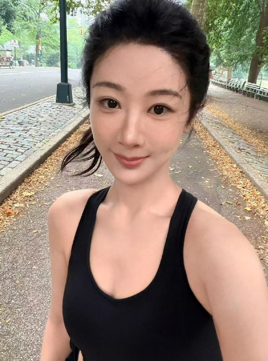 杨紫黑背心自拍杨紫高马尾黑背心 哇！杨紫黑背心自拍，真的好美啊！ 杨紫