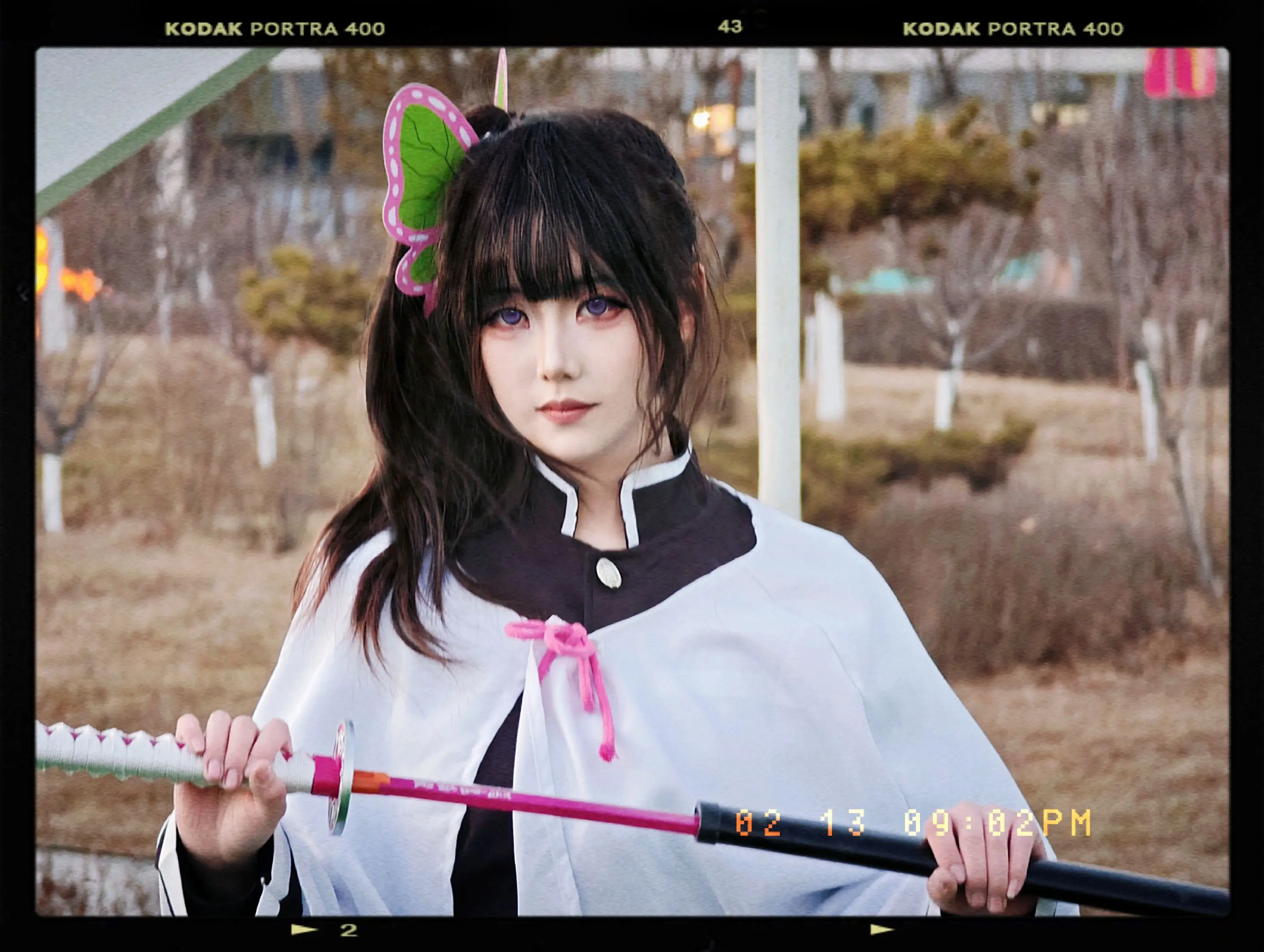 撑着悲伤不回头。