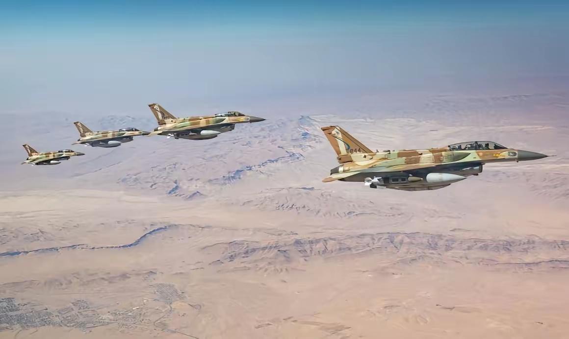 以色列公布打击伊朗的F16I编队，可以见到为了极限航程，F16I身上到处都是油箱