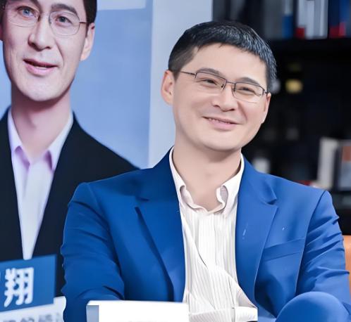 罗翔说，

“你要优秀到什么程度——

优秀到你喜欢的那个人，
他不付出就得不到