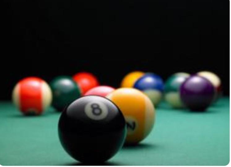 那会儿台球刚在国内兴起，非常稀有，单位就买了台球案子，成了大家闲暇时最抢手的娱乐