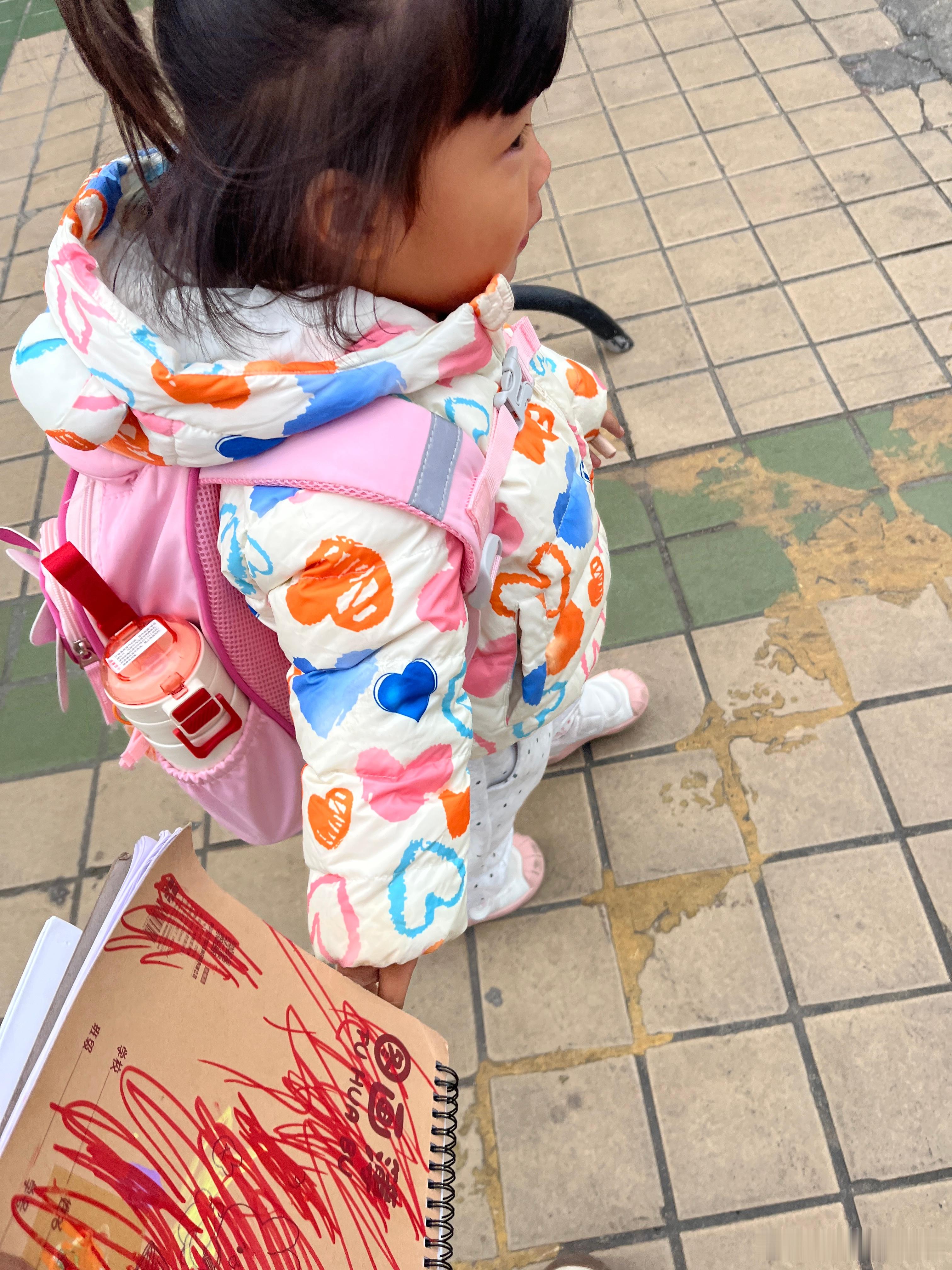 今天比昨天冷很多，不想去上学，昨晚就和我说要请假一天，我说再上一天就可以休息两天