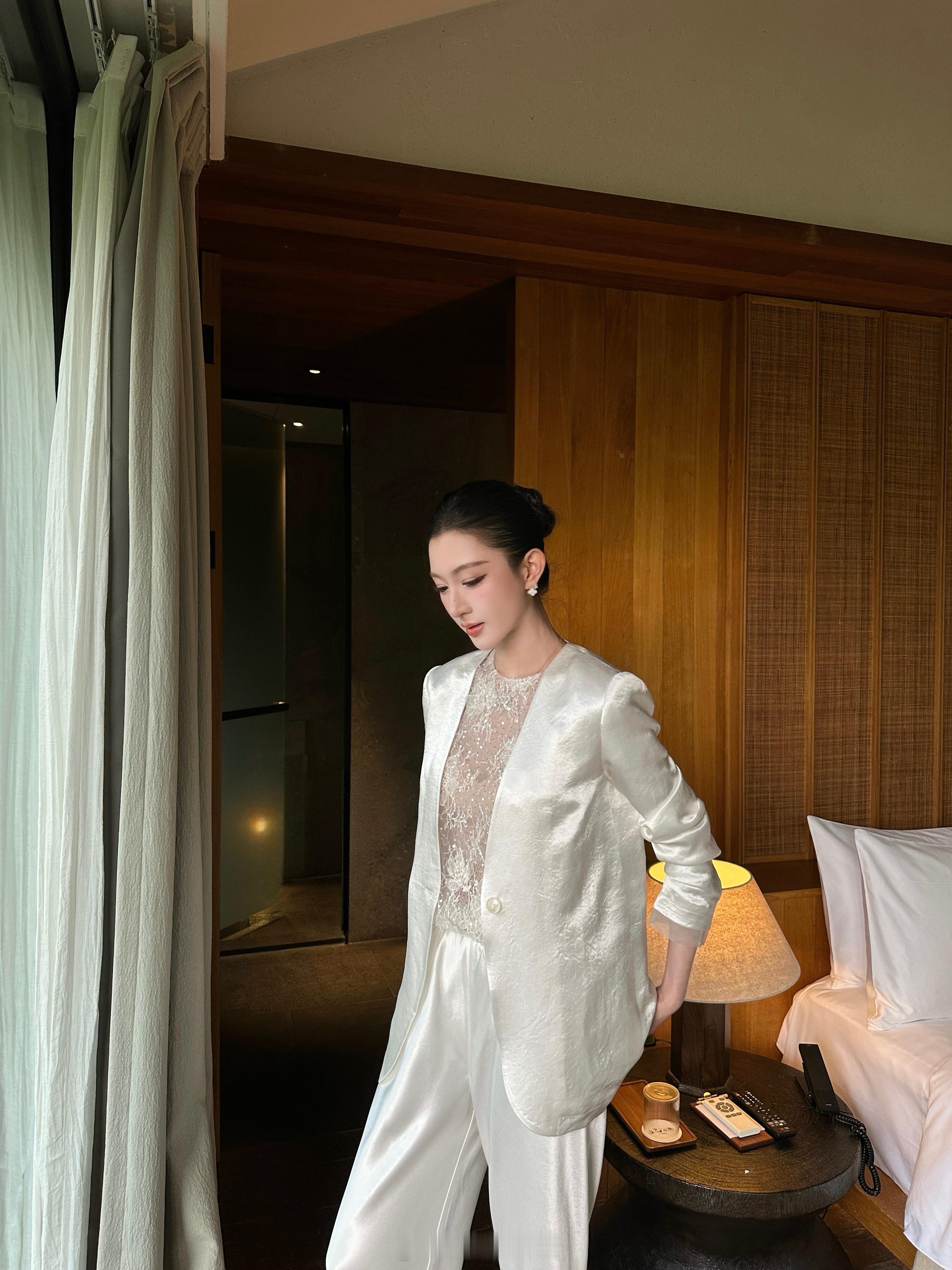 醋酸西装好几个搭配我都超级喜欢 🤍 醋酸裤，醋酸鱼尾裙，还有新款的欧根纱醋酸半