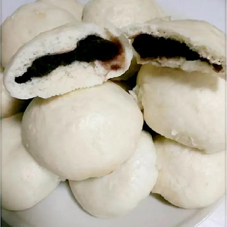 普通北京家庭饭桌上的三宝：豆包、炸带鱼、饺子。刚才在楼下遇见刘大妈的闺女顺路来看