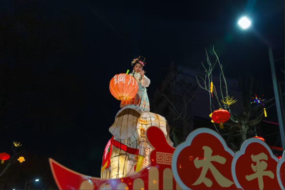 2. 上元灯火处，瑞象载芳华，一眼便是长安旧梦，满城皆是太平光景。
3. 铜川夜