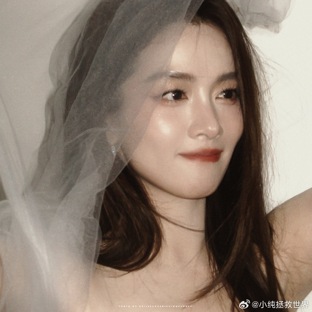 王霏霏陈昊宇贴脸合照王霏霏陈昊宇同框合影 很难得看到她们俩同框，贴脸合照的画面很