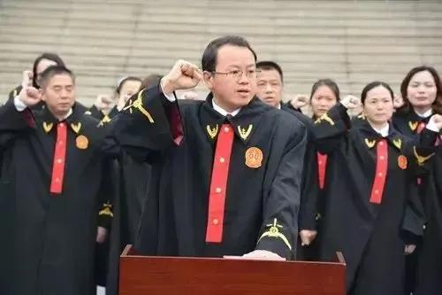 有些接轨，其实是自我矮化！中国法官改穿法袍，是崇洋还是创新？下一步，是不是也戴上