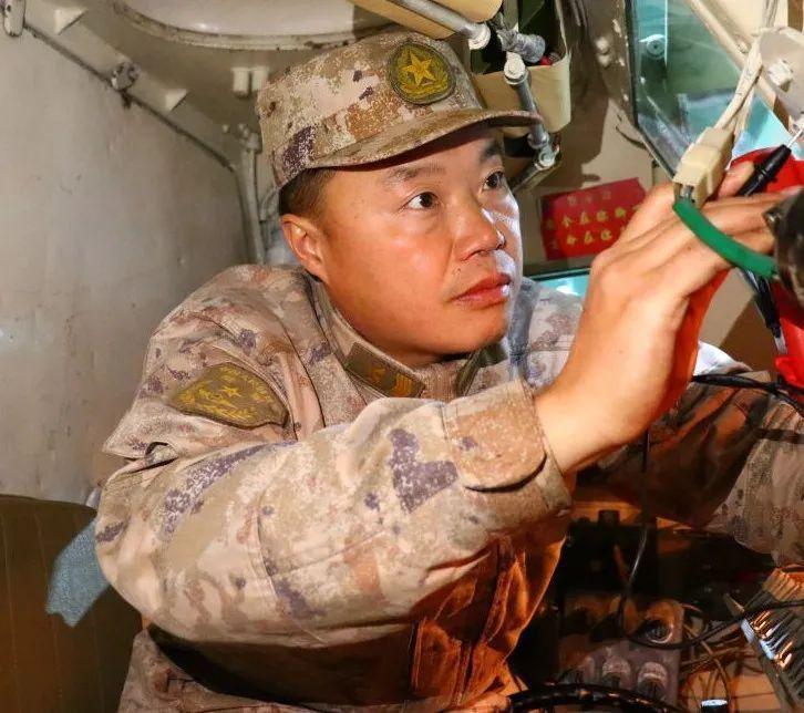 入伍28 年来，王国明用技术制胜装甲维护的战场，用经验为装备的改良“把脉开方”，