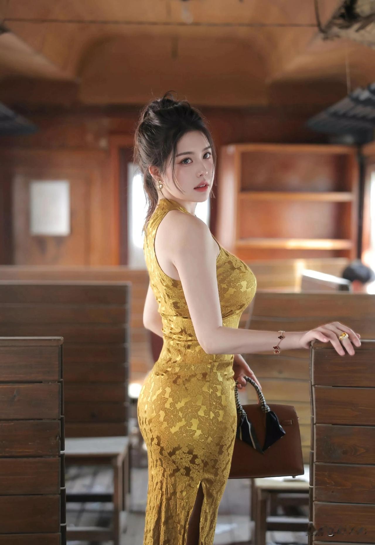 旗袍与汉服之美，你更倾向哪个？我更倾向于旗袍，能展示身材的完美，同时汉服也可以展