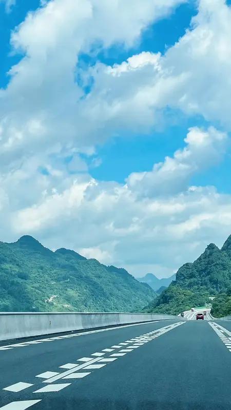 春节返程高峰，广连高速上有个现实版“人在囧途”。李女士在服务区上厕所忘带纸，被困