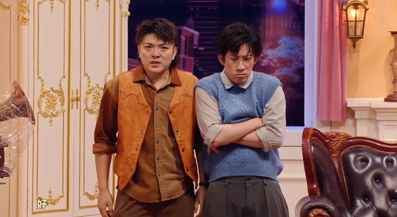 一人分饰四角面相都变了 李梓溪在喜人奇妙夜《忘不了》的表演太绝了！从严肃威严的局
