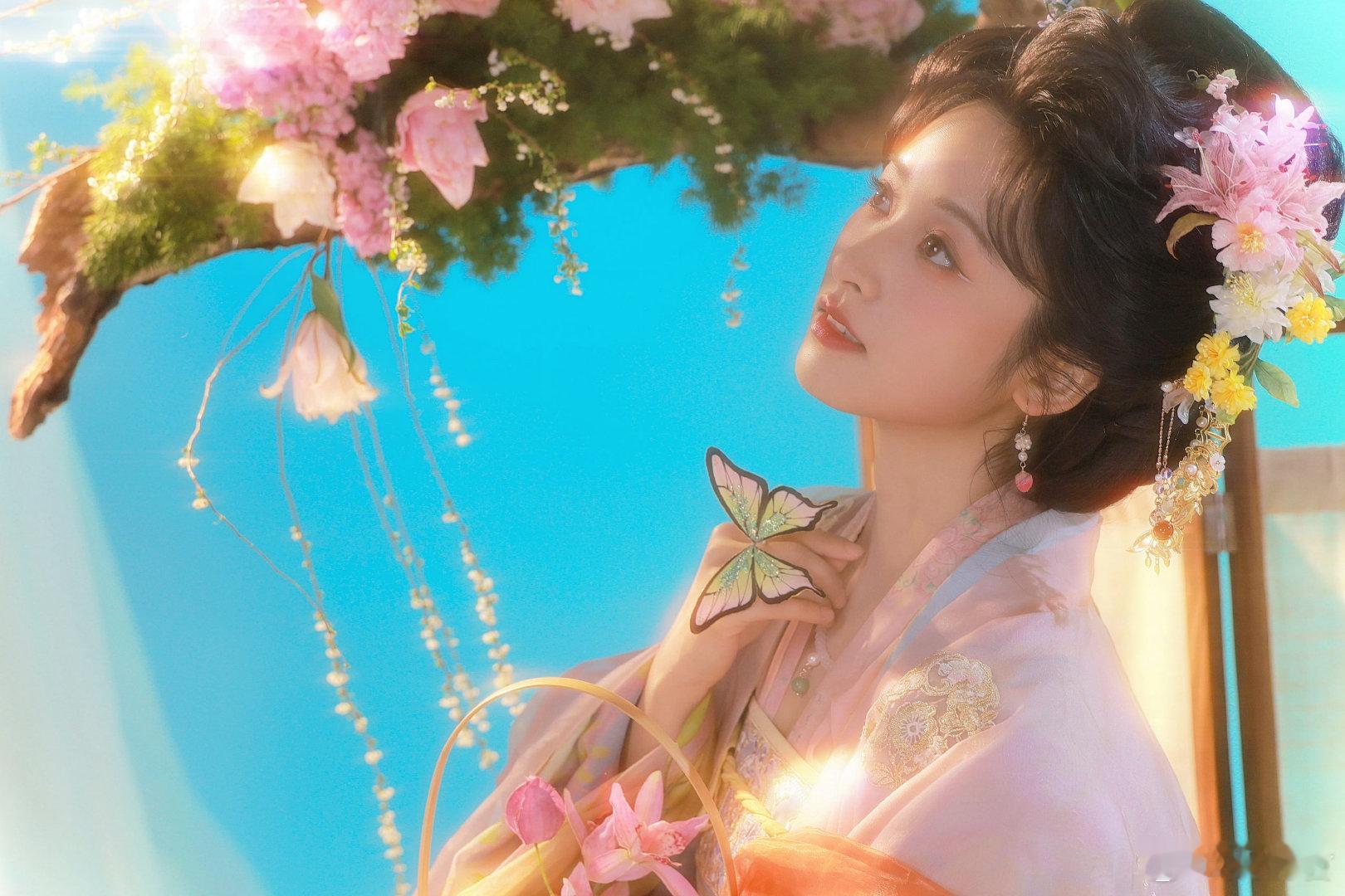 沈月唐风美人沈月唐装美我一大跳建议把沈月打包进古装剧组，唐风太美了 ​​​