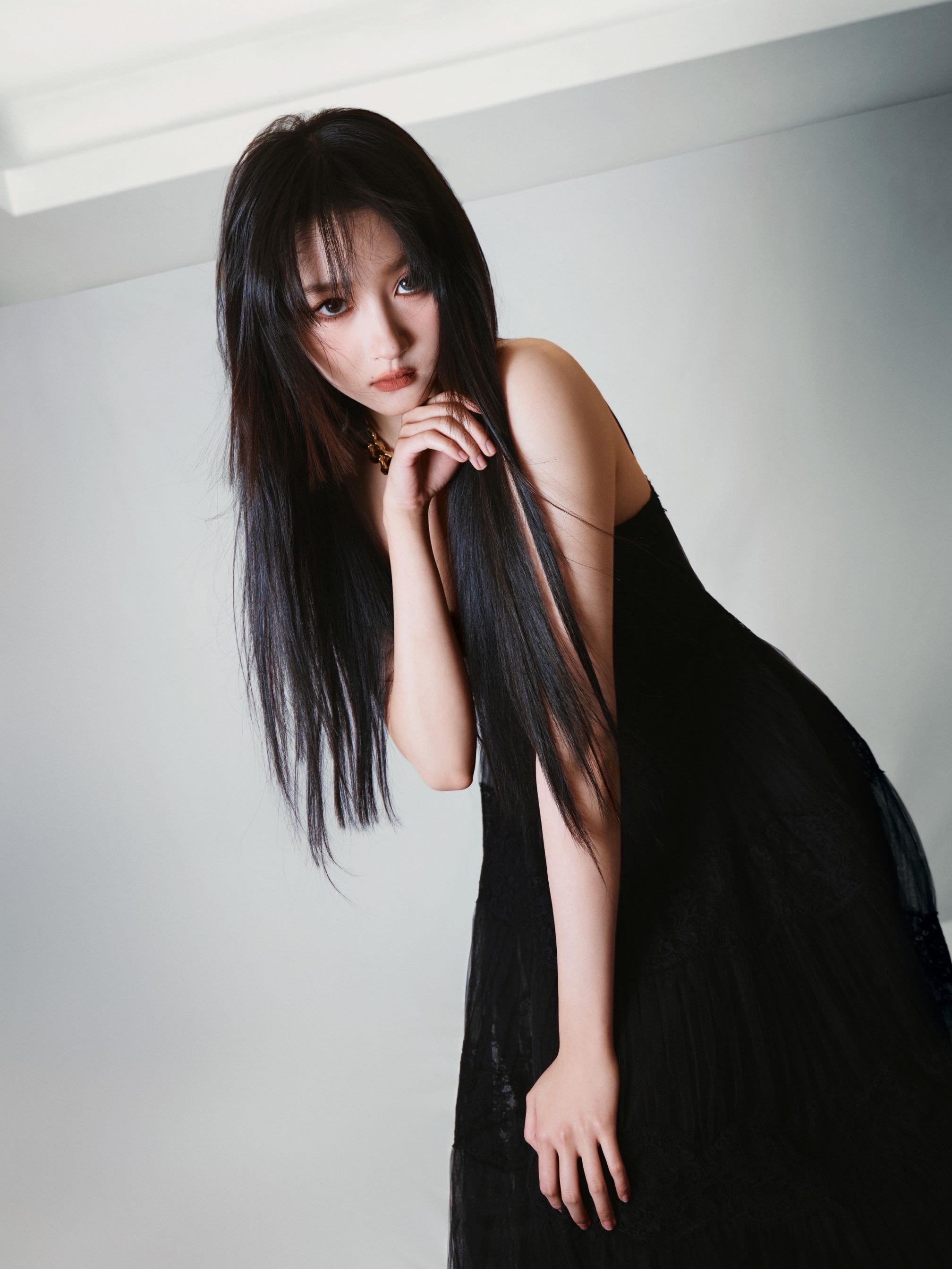 #关晓彤暗夜黑纱裙#  今日上海晚宴妆造，黑色纱裙舞会面具，这是恶女千金回国吧，