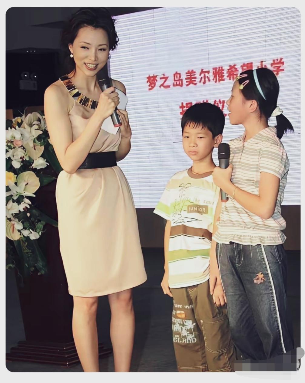 舞台上的董卿真的很迷人！是我喜欢的类型！