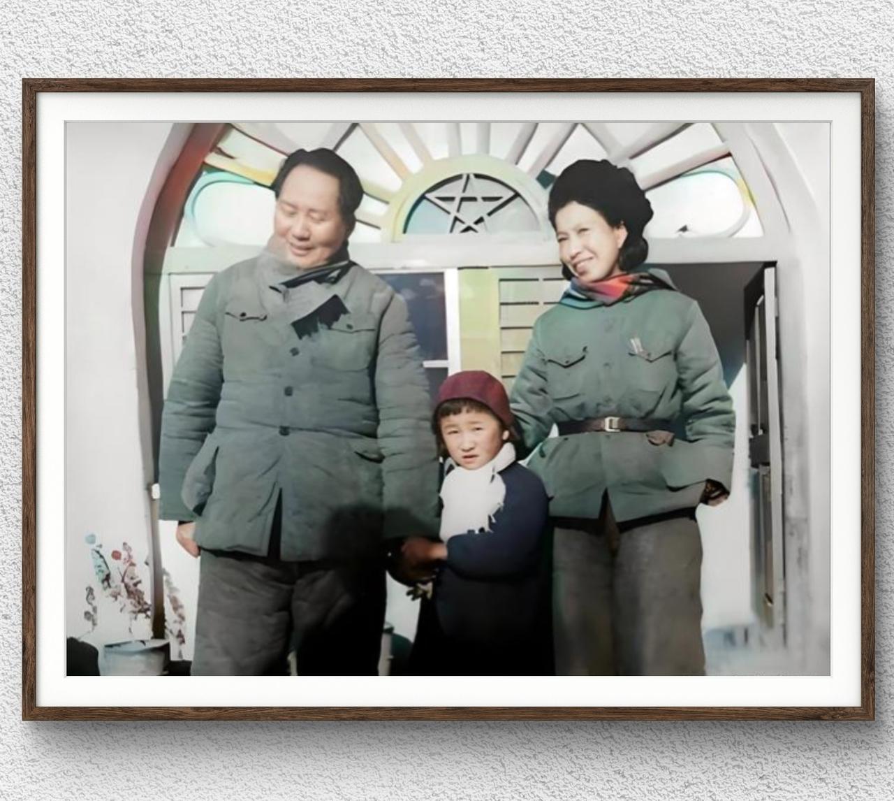 在延安时期，毛主席夫妇和女儿李讷的一家三口合影。拍摄窑洞前，那时候的生活条件很艰