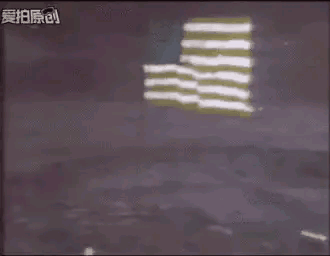 美国疑云最铁的证据！
★最早质疑（飘动的国旗）由于很多人没有更高清的视频, 因此