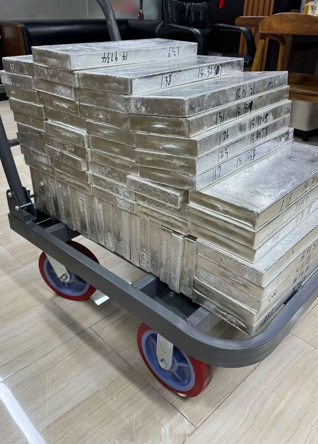 白银没想到白银这几天也连着涨，突然想起来家里还有几十克，算是意外之财了吧？黄金，