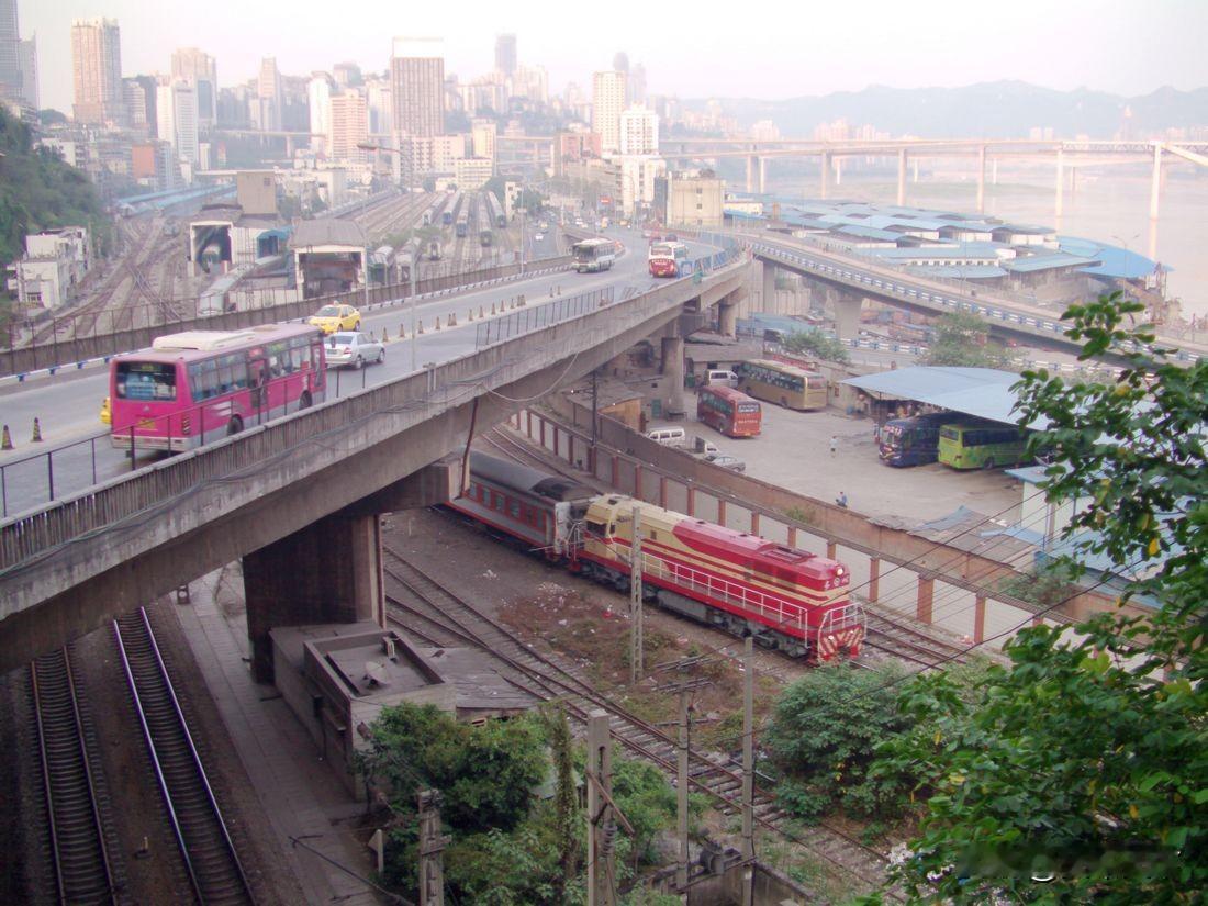 2011年8月，菜袁路兜子背跨线桥，下边是铁路，最左边两条铁路分别是接沙坪坝和九